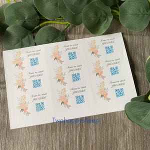 Puede incluir: Nueve pegatinas blancas con diseños florales y códigos QR. Cada pegatina tiene el texto "Scan to visit JW.ORG" y un código QR. Las pegatinas están dispuestas en tres filas de tres. Las pegatinas están sobre un fondo blanco.