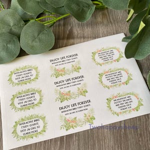 Puede incluir: Ocho pegatinas blancas con diseños florales verdes. Las pegatinas tienen texto que dice "Enjoy Life Forever" y "Interactive Bible Study Course" con una dirección de sitio web. Cuatro de las pegatinas también tienen texto que dice "The Righteous Will Possess the Earth and They Will Live Forever On It. Psalms 113:1".