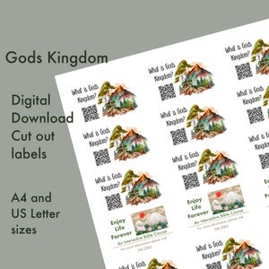 Puede incluir: Descarga digital imprimible de 12 etiquetas con una ilustración de acuarela de un paisaje de montaña con el texto "What is God's Kingdom?" y un código QR. Las etiquetas están diseñadas para usarse como pegatinas recortadas. El texto "Enjoy Life Forever" también está incluido en las etiquetas, junto con el texto "An Interactive Bible Course" y "JW.ORG".