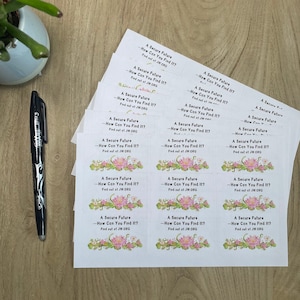 Könnte beinhalten: Ein Stapel weißer Karten mit rosa Blumen und dem Text "A Secure Future - How Can You Find It? Find out at JW.ORG" auf jeder Karte.