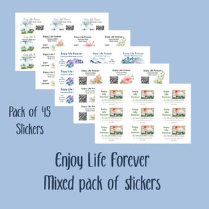 Op de afbeelding: Een pakket van 45 stickers met aquarelontwerpen met de tekst "Enjoy Life Forever" en een QR-code. De stickers zijn een mix van verschillende ontwerpen, waaronder bergen, bloemen en een Japanse berg scène.
