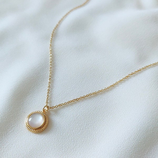 Collier doré avec pendentif rond en nacre  • NOÉ