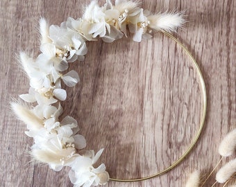 Wreath of white dried flowers