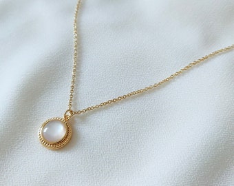 Golden necklace with round mother-of-pearl pendant • NOÉ