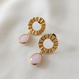 Gold striated circle earrings with oval pendants in Rose Quartz • OLIVIA