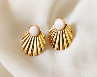 Earrings with gold circles and mother-of-pearl stones • PAMPA