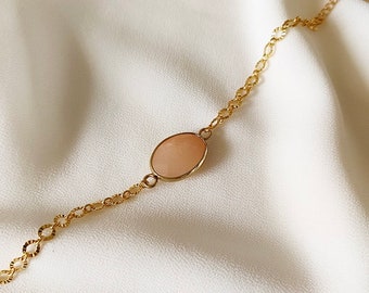 Bracelet with a golden chain and a pink Quartz stone • CALYPSO