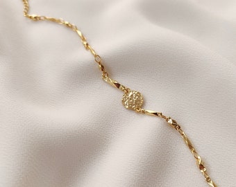 Bracelet with a golden chain and a round hammered pendant • ENZO