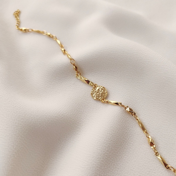 Bracelet avec une chaîne dorée et un pendentif rond martelé • ENZO