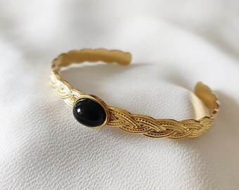 Braided gold bangle bracelet with a black onyx stone • THÉODORE