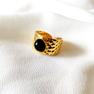 Adjustable golden ring hammered with a Spinel stone • DIANE