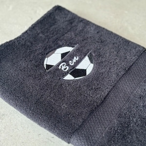 パーソナライズされたフットボール刺繍タオルで試合当日の気分を高めましょう - 名前とアイコンをカスタマイズできます。スポーツ愛好家へのプレゼントに最適です。