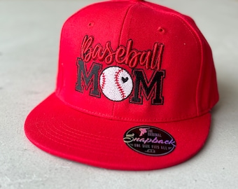 Montrez la fierté de votre maman base-balleuse avec notre casquette snapback personnalisable - personnalisez-la avec votre logo préféré !