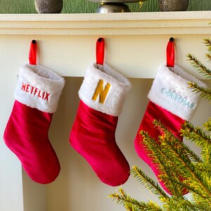 Medias navideñas de terciopelo bordadas: logotipo y nombre personalizados