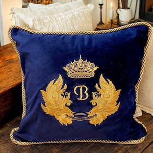AANGEPASTE KUSSENSLOOP - Blauw fluwelen kussen - Gepersonaliseerde monogramkussens - kroonkussensloop