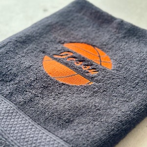 Personalisiertes Basketball besticktes Handtuch: Benutzerdefinierter Name & Symbol | Sport Fan Geschenkidee - Namenstuch - personalisiertes Handtuch - Wunschstickerei