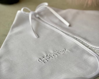 Capa de bautizo de lino blanco personalizada con nombre bordado - Elegante recuerdo de bautismo