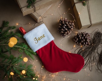 Calza di Natale in velluto rosso fatta a mano: regalo ricamato personalizzato