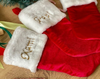 Set famiglia di 3 calze, eleganti calze natalizie ricamate rosse con nome personalizzato - Un tocco festoso e personalizzato per le festività