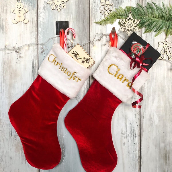 Set van 2 luxe rood fluwelen gepersonaliseerde Cristmas sokken, kerstversiering, geborduurde sokken, kerstkous, vakantiekous