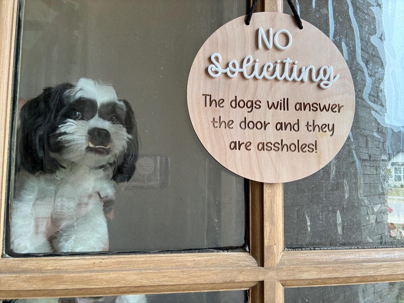 Funny “No Soliciting” Dog Warning Sign – Wood Door Sign for Dog Owners – Humorous Porch Decor – Gift for Pet Lovers Bild 2