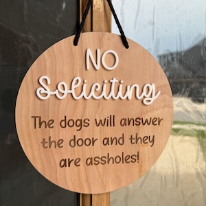 Funny “No Soliciting” Dog Warning Sign – Wood Door Sign for Dog Owners – Humorous Porch Decor – Gift for Pet Lovers Bild 1
