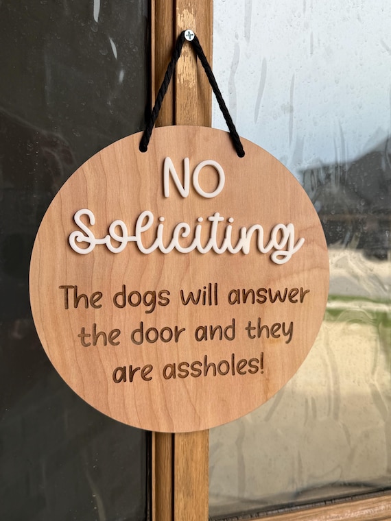 Funny “No Soliciting” Dog Warning Sign – Wood Door Sign for Dog Owners – Humorous Porch Decor – Gift for Pet Lovers