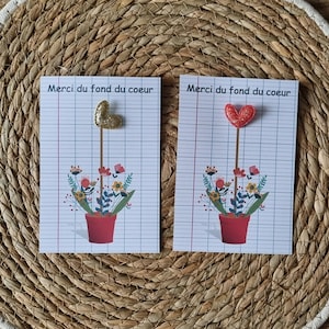 Broche "maîtresse, ATSEM, AVS..." sur jolie carte