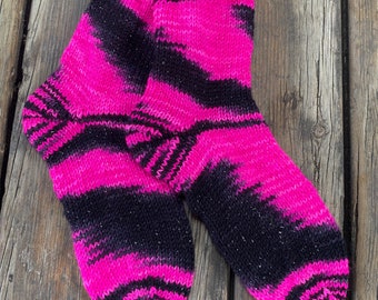 Handgestrickte weiche Wollsocken, Haussocken Kuschelsocken, Sofasocken Kinder Socken  Gr.34/35 Neonpink schwarz mit Glitzer Wildernde Socken