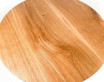 Tablero redondo de madera natural aislado Foto de stock 2217936529