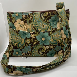 Bolso bandolera con estampado de flores en verde azulado y crema y cachemir brillante con correa ajustable
