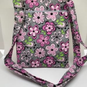 Bolso bandolera gris con flores rosas y correa ajustable