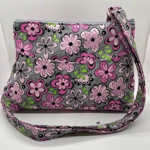 Bolso bandolera gris con flores rosas y correa ajustable