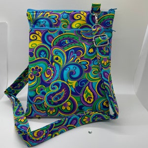Bolso bandolera con estampado de cachemira brillante y correa ajustable