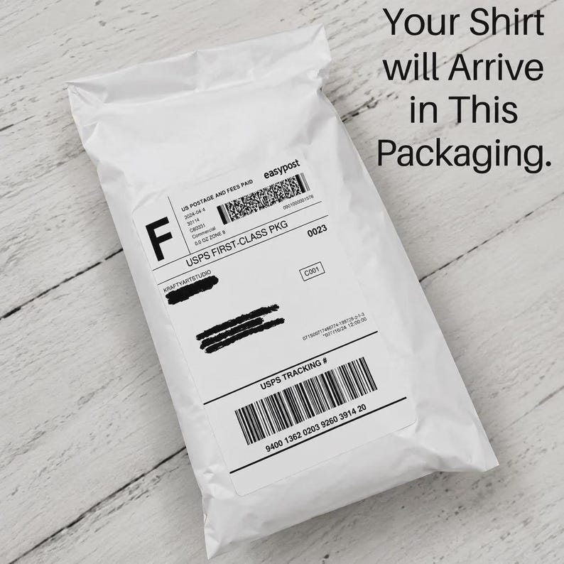 K&ouml;nnte beinhalten: Ein wei&szlig;er, rechteckiger Versandbeutel aus Kunststoff mit einem mittig angebrachten Versandetikett. Das Etikett enth&auml;lt einen Barcode, den Text USPS FIRST-CLASS PKG und das easypost-Logo. Der Text Your Shirt will Arrive in This Packaging ist sichtbar.