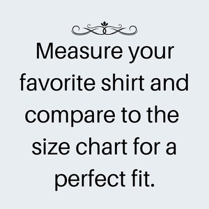 K&ouml;nnte beinhalten: Eine hellgraue Infografik mit einer schwarzen dekorativen Verzierung oben. Der Text lautet: Measure your favorite shirt and compare to the size chart for a perfect fit. Die Schrift ist in einer klaren, schwarzen, serifenlosen Schriftart gehalten.