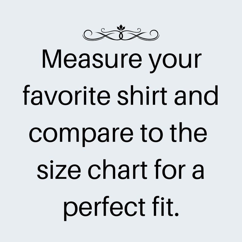 K&ouml;nnte beinhalten: Eine hellgraue Infografik mit einer schwarzen dekorativen Verzierung oben. Der Text lautet: Measure your favorite shirt and compare to the size chart for a perfect fit. Die Schrift ist in einer klaren, schwarzen, serifenlosen Schriftart gehalten.