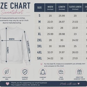 K&ouml;nnte beinhalten: Eine Gr&ouml;&szlig;entabelle f&uuml;r ein Sweatshirt mit einer Abbildung eines wei&szlig;en Sweatshirts, bei dem Pfeile Breite, L&auml;nge und &Auml;rmell&auml;nge anzeigen. Eine Tabelle listet die Gr&ouml;&szlig;en S bis 5XL mit den entsprechenden Ma&szlig;en in Zoll f&uuml;r Breite, L&auml;nge und &Auml;rmel auf.