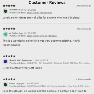 K&ouml;nnte beinhalten: Eine digitale Anzeige von Kundenbewertungen f&uuml;r einen Etsy-Shop. Der Text enth&auml;lt die &Uuml;berschrift Customer Reviews, F&uuml;nf-Sterne-Bewertungen, Daten und Texte von K&auml;ufern zu Artikeln wie einem Haustier-Bandana, einem Halsband und einem Sweatshirt.