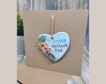 Tarjeta del Día de la Madre hecha a mano / Adorno floral de arcilla con forma de corazón