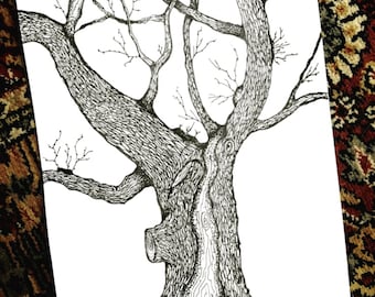 Puede incluir: Un dibujo en tinta negra y blanca de un árbol desnudo con intrincados detalles en las ramas y el tronco.