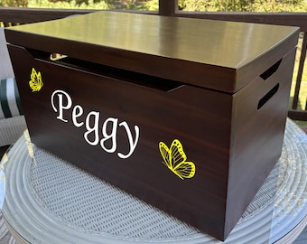 Un regalo de cumpleaños ideal. ¡Te recordaremos para siempre! Baúl de juguetes de madera maciza, completamente ensamblado, con nombre y mensaje personalizados. Caoba.