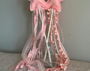 Jasnoróżowa, ręcznie robiona różdżka filcowa