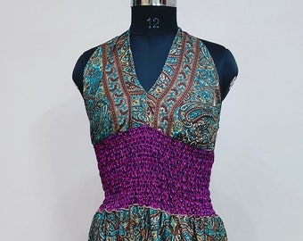 Vestido largo bohemio con cuello halter y estampado paisley, cintura fruncida