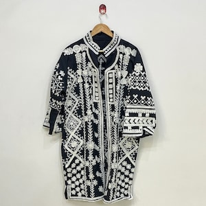 黒と白の刺繍入りスザニコート、レディーススザニジャケット、インド綿刺繍ジャケット、刺繍コート、スザニ着物ジャケット