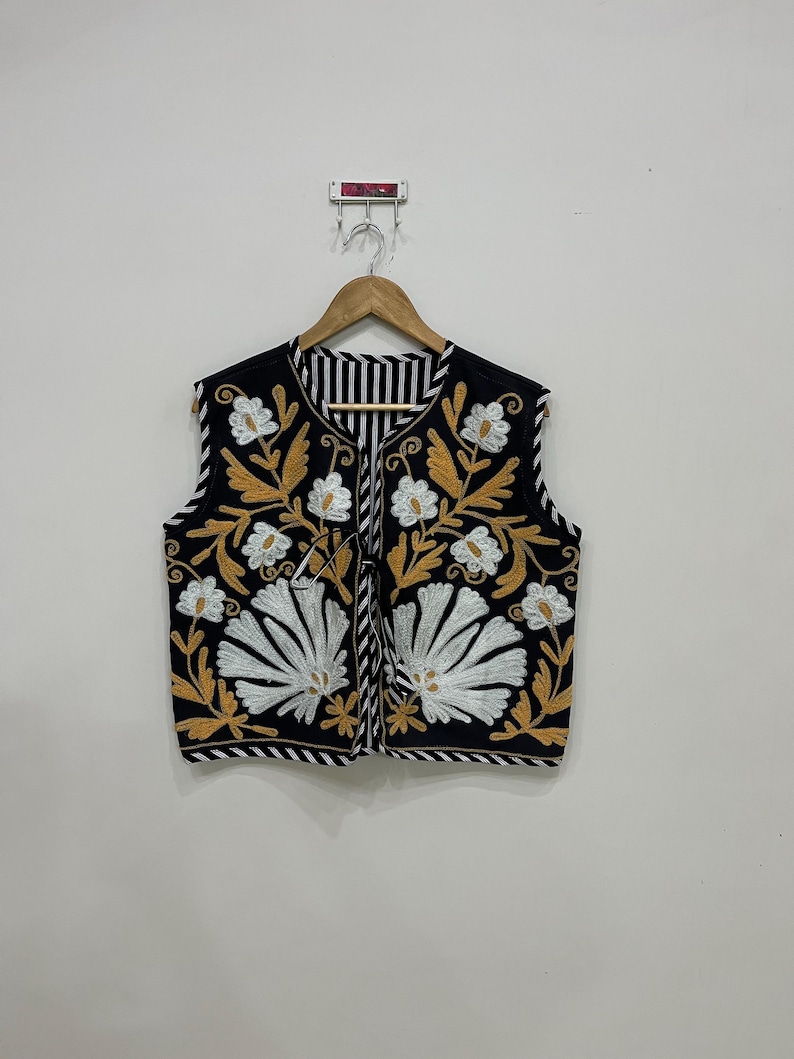 Embroidery Suzani Jacket, Sleeveless Suzani Vest, Lightweight Cotton Vest Jacket, Indian Suzani Short Jacket, Handmade Cotton Waistcoat