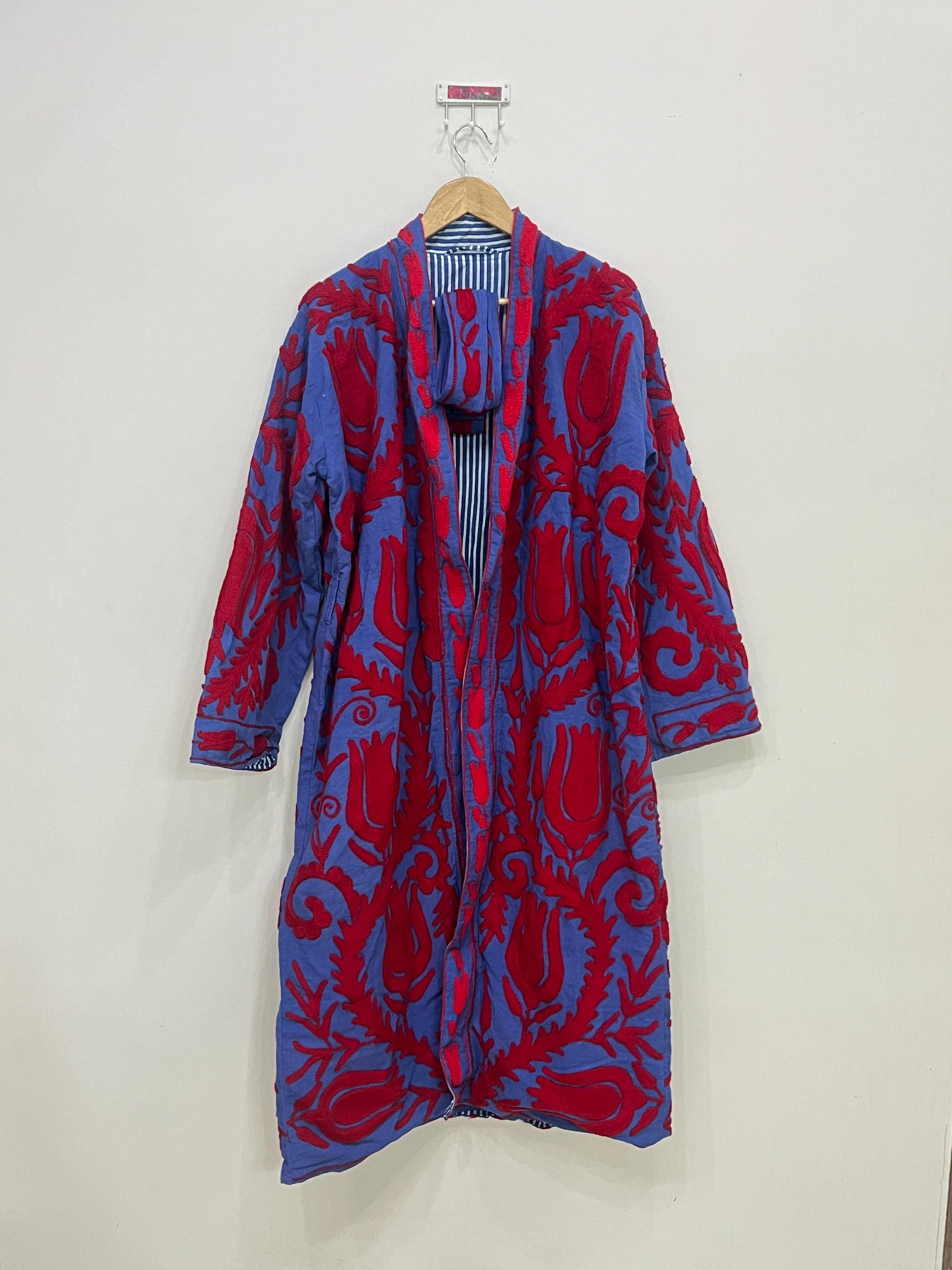 ダークブルーのスザニロングジャケット、レッドカラーの刺繍入りロング