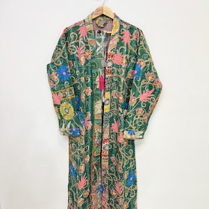 Veste kimono Suzani, veste matelassée Kantha, manteau patchwork à fleurs, long peignoir bohème brodé, peignoir kimono en coton fait main, robe longue d'hiver