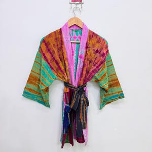 Kimono de seda Sari reciclado, Kimono Boho Patchwork, Bata de dama de honor, Kimono corto teñido con la técnica tie-dye, Kimono de seda elegante