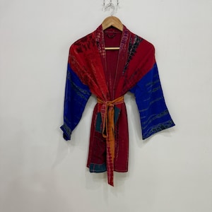 Rödblå tie dye-kimono, kort boho omlottkofta, handgjord festivaljacka, loungemorgon med skärp, sommarkimono, strandklänning